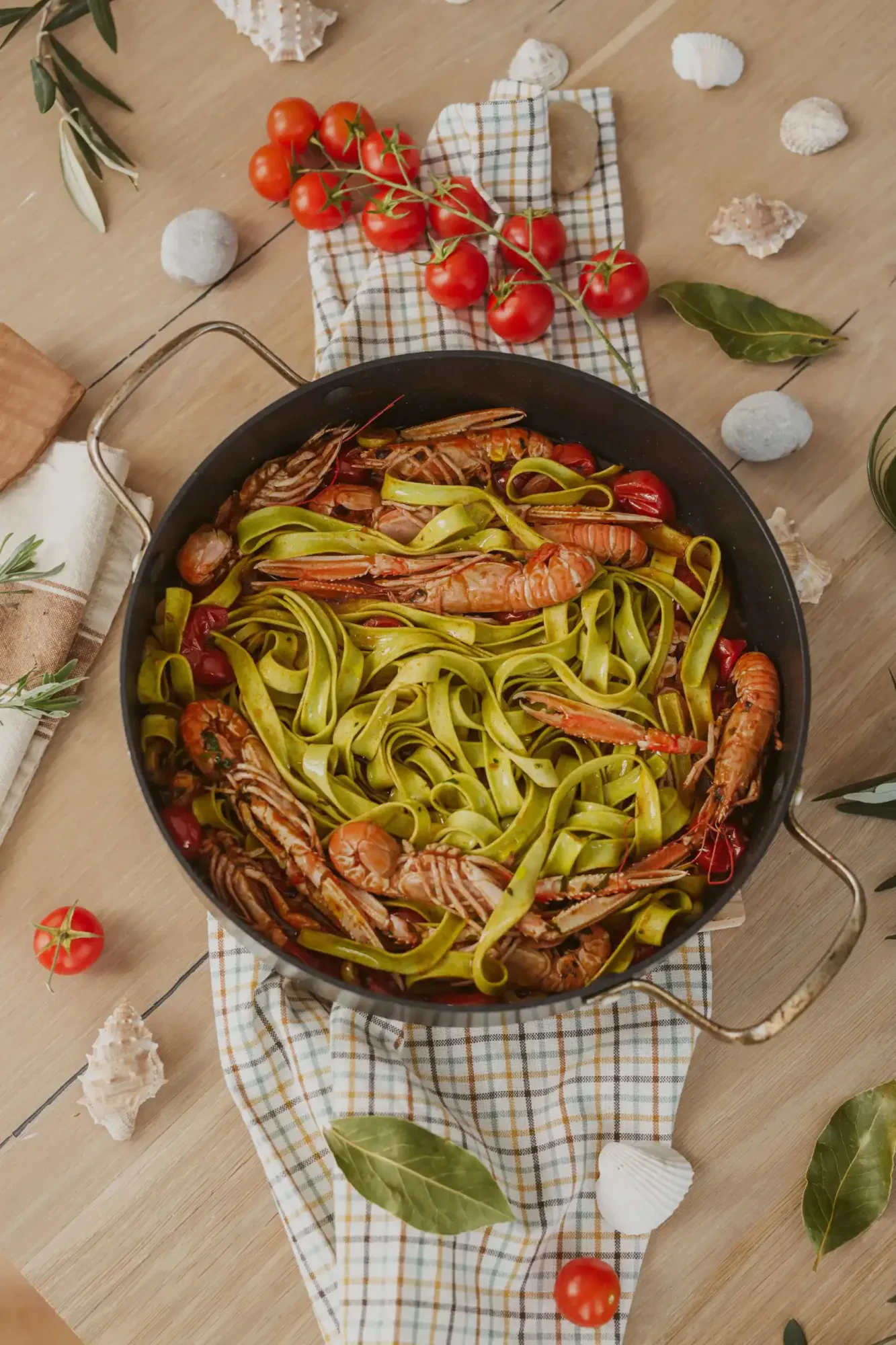 Tagliatelle-od-spinata-sa-skampima-na-buzaru-scaled-1